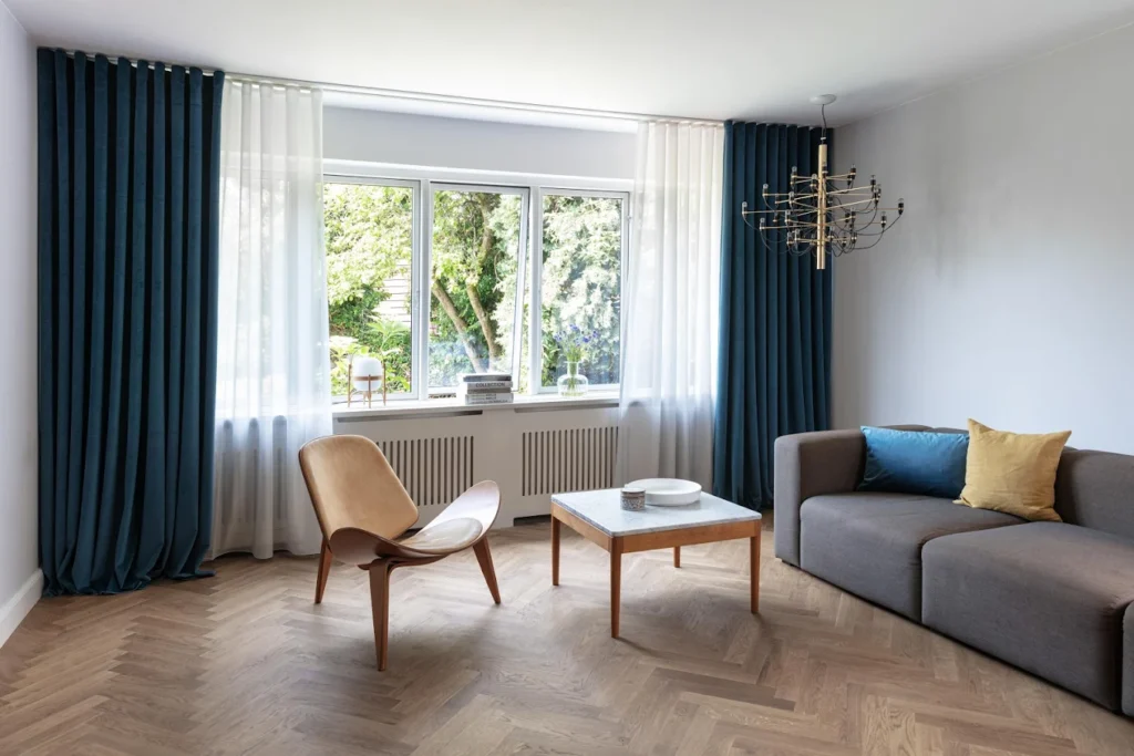 gardin-stue-hvid-blaa